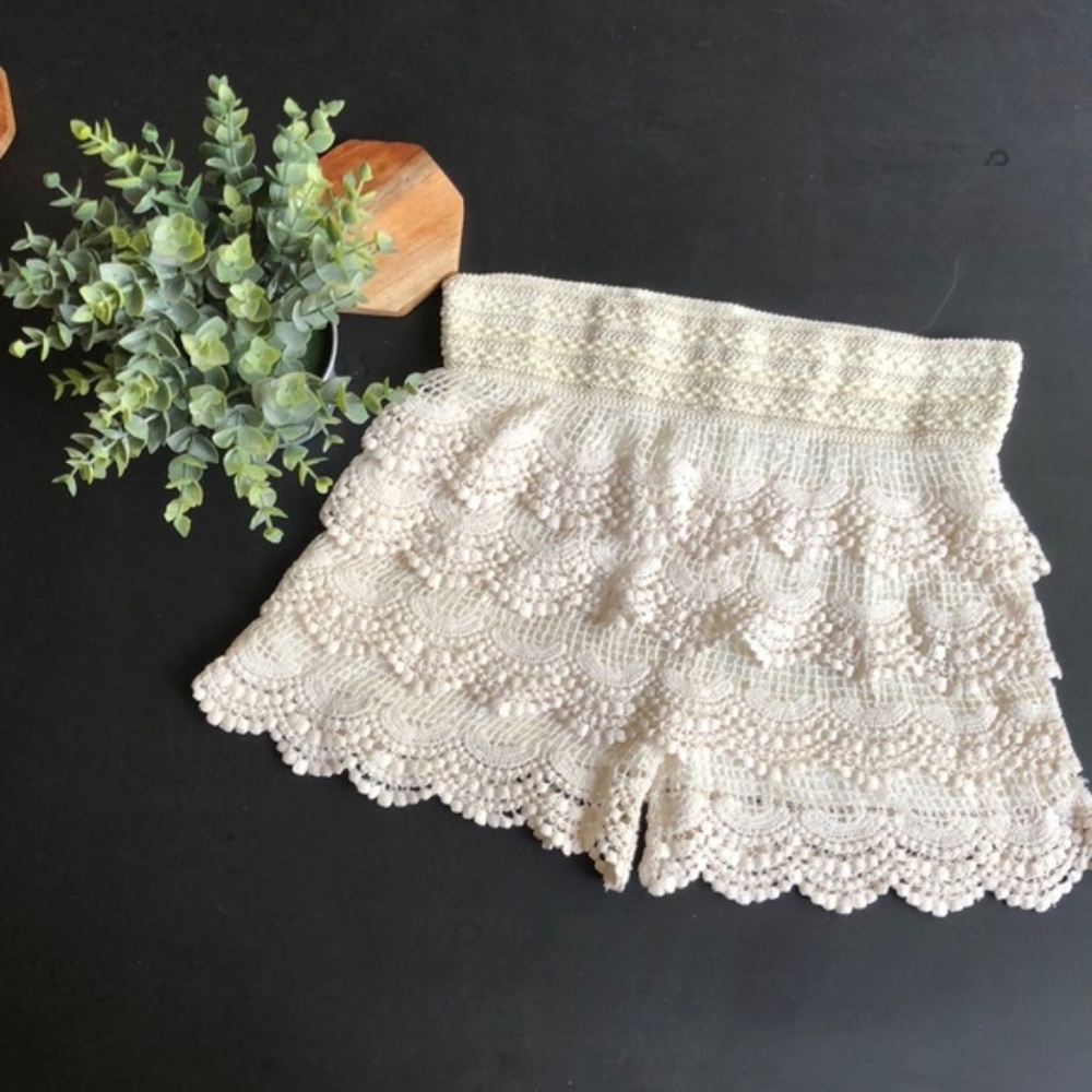 Solution detailed, beige fringe and ruffle shorts